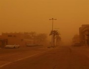 موجة غبار تجتاح القصيم ومناطق بشمال الرياض وتؤدي لشبه انعدام في الرؤية (صور)