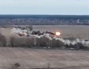 شاهد.. لحظة إسقاط طائرتين روسيتين من قِبل قوات الدفاع الجوي الأوكراني