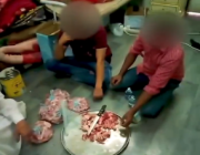 ​”التجارة” تضبط عمالة مخالفة استغلت غرفة مسجد في توزيع اللحوم مجهولة المصدر على المطاعم (فيديو)