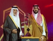 أمير منطقة مكة المكرمة يسلم وزير الرياضة جائزة مكة للتميز (فيديو)