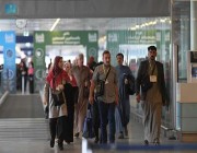 صور.. إقبال متزايد من المُعتمرين والزوار على مطار المدينة المنورة بعد رفع الإجراءات الاحترازية