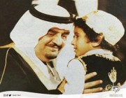 صورة جميلة للملك فهد حاملاً بين يديه حفيده الأمير نواف بن فيصل