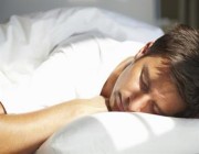 يؤدي للإصابة بأمراض القلب والسكري.. دراسة تحذر من النوم في الضوء