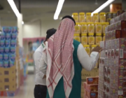 ​تزامناً مع موسم العمرة.. “التجارة” تتحقق من وفرة السلع والمنتجات في مكة والمدينة (فيديو)