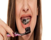 “الصحة” تحذر من فرك الأسنان بالفحم بغرض تبييضها وتبين ضرر ذلك
