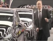 شاهد.. إيلون ماسك يرقص فرحاً بتسليم أول سيارة من إنتاج مصنع “تسلا” الجديد بألمانيا