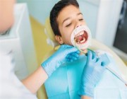 “الصحة” تنصح بالعناية بأسنان الأطفال.. وتوضح خطورة تسوسها مبكراً (فيديو)
