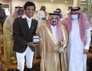 فيصل بن بندر يتوِّج الفائزين بكأس أمير منطقة الرياض لقفز الحواجز (صور)