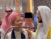 شاهد.. مُسِن إندونيسي يبكي فرحاً بعدما أهداه وزير الشؤون الإسلامية فرصة لأداء الحج هو وزوجته