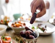 رغم قلة الطعام.. 5 عادات غذائية تؤدي لزيادة الوزن في رمضان