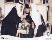 صورة نادرة للملك فهد خلال حديث جانبي جمعه مع الشيخ ابن عثيمين
