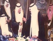 صورة تظهر الملك عبدالله أثناء ممازحته لأخيه الملك فهد وعدد من الأمراء