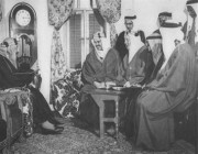 صورة تاريخية للملك عبدالعزيز مع وفد من شركة أمريكية مرتدين الزي السعودي