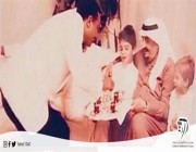 صورة نادرة للملك فهد مع نجلي الراحل غازي القصيبي