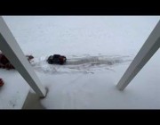 أمريكي يستعين بسيارة لعبة من أجل إزالة الثلوج من أمام منزله