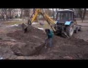 أوكرانيون يحفرون الملاجئ لحمايتهم من القصف الروسي