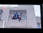 إنقاذ طفل علِق وتدلى جسده من حاجز حماية نافذة في بناية بالصين