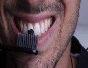 “الصحة” توضح مخاطر فرك الأسنان بالفحم بغرض تبييضها