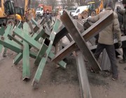 “القنافذ” بمواجهة الدبابات.. كييف تستعد للهجوم (فيديو)