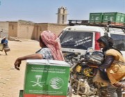 الملك سلمان للإغاثة يوزع أكثر من 37 طنًا من السلال الغذائية في مديرية لودر بمحافظة أبين
