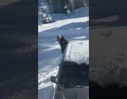 انزلاق أمريكي يمشي على عكازين وسط الثلوج وردة فعل مؤسفة من موثق المقطع