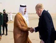 “جونسون” يصل الرياض ونائب أمير المنطقة يستقبله بالمطار