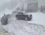 حادث مروع لعشرات السيارات.. انزلاق وتصادم بسبب الجليد