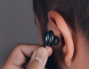 خبير يحذر من مخاطر الاستخدام اليومي لسماعات الأذن