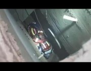 رجال إطفاء صينيون يحاولون إنقاذ طفل سقط في فتحة تهوية عمقها 8 أمتار