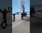 رجال الإطفاء يحاولون إخماد حريق بسيارة محمولة على شاحنة في تكساس