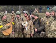 زوجان يعقدان مراسم زفافهما بالزى العسكرى في أوكرانيا