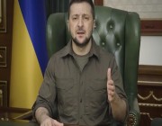 زيلينسكي يحذر الأوكرانيين من التعاون مع الروس