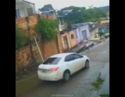 سقوط جدار منزل على سيارة في البرازيل