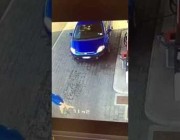 سيارة تصدم سيارة أخرى أثناء تزودها بالوقود