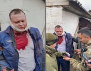 شاهد .. أسر طيار روسي بعد إسقاط مقاتلته في تشيرنيهيف والجنود الأوكرانيون يخرجون من ملابسه ورقة غريبة