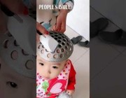 صينيون يستخدمون أدوات منزلية تساعدهم على حلاقة شعر الصغار