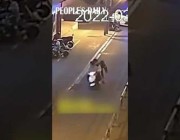 ضابط شرطة صيني يسقط أرضاً ويفشل في الإمساك بلصين على دراجة بخارية
