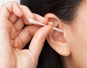 طبيب يوضح خطورة تنظيف الأذنين بالعيدان القطنية