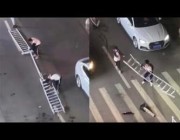 طلاب يعيدون تنظيم حواجز تناثرت على الطريق عقب حـادث مروري في الصين