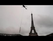 علو برج إيفل في باريس يرتفع بعد تركيب طوافة جديدة