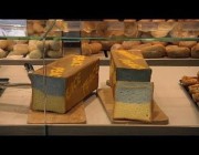 مخبز إيطالي يصنع خبزاً باللونين الأزرق والأصفر دعماً للاجئين الأوكرانيين