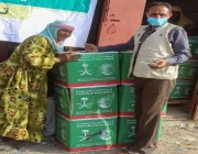 مركز الملك سلمان للإغاثة يوزع أكثر من 66 طنًا من السلال الغذائية في مديرية المعافر بتعز