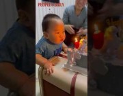 مشهد لطيف لطفل صيني خلال إطفائه شمعة عيد ميلاد