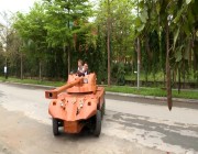 نجار فيتنامي يحول شاحنة إلى دبابة خشبية
