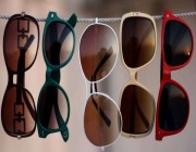 هل ارتداء النظارات الشمسية المقلدة تسبب ضررا للعين؟