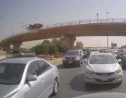 “مرور الرياض” يباشر حـادثًا مروريًا لسقوط مركبة من جسر على الطريق الدائري الشرقي (فيديو)
