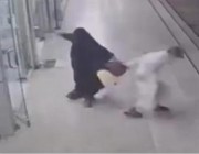 القبض على شخصين اعتدى أحدهما على امرأة أثناء محاولته سرقتها أمام محل تجاري بالرياض (فيديو)