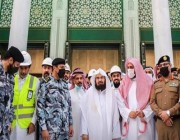 “السديس” يفتتح باب الملك عبدالعزيز بالمسجد الحرام