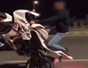 الإطاحة بقائد دراجة نارية نشر فيديوهات وهو يقودها على إطار واحد بشوارع مكة