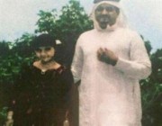 صورة تجمع الأميرة لولوة في طفولتها مع والدها الملك فهد